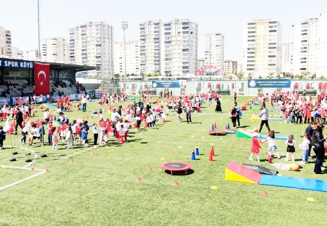 Çocuklarımızın ve gençlerimizin spor yapmasını önemsiyoruz