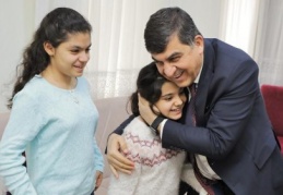 Çocukların aynı zamanda okulda veliliğini de yapıyoruz