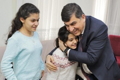 Çocukların aynı zamanda okulda veliliğini de yapıyoruz