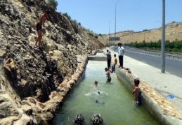 Çocukların karayolunda tehlikeli serinliği