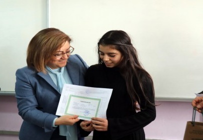 Çocukların karne heyecanını paylaştı