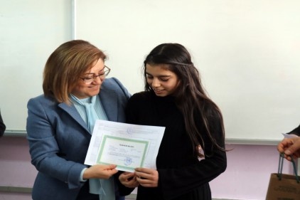 Çocukların karne heyecanını paylaştı