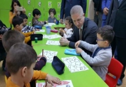 Çocuklarla boyama yaptı