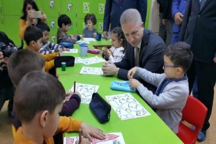 Çocuklarla boyama yaptı