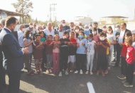 Çocuklarla kurdela kesti