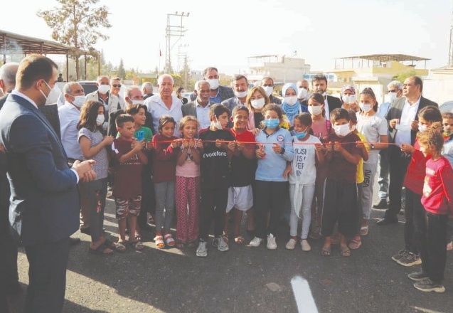 Çocuklarla kurdela kesti