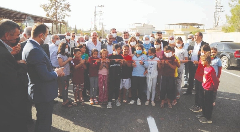 Çocuklarla kurdela kesti