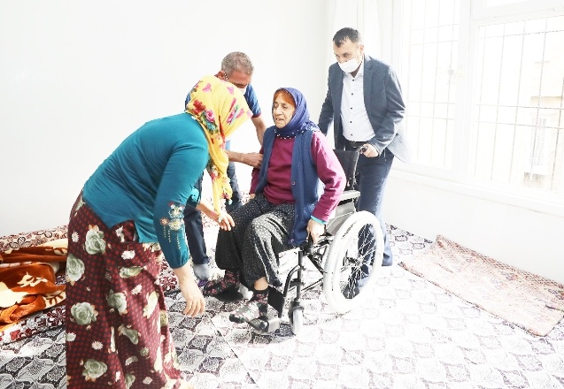 Çok istediği tekerlekli sandalyesine kavuştu