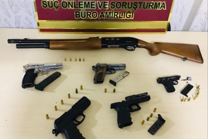 Çok sayıda ruhsatsız tabanca av tüfeği ve fişek ele geçirildi 