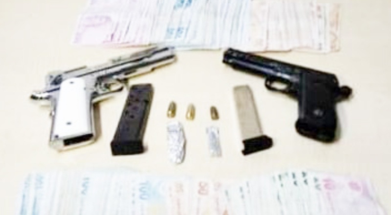 Çok sayıda silah ve tabanca ele geçirildi