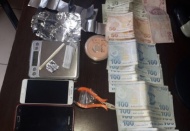 Çok sayıda uyuşturucu madde ve suç aleti bulundu