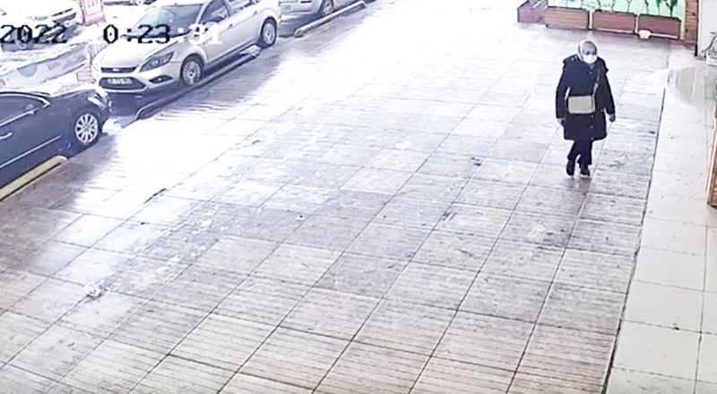 Çöken çatının altında kalmaktan saniyelerle kurtuldu