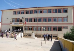 Çökme tehdidi altındakiokulda eğitim devam ediyor 