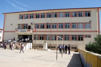 Çökme tehdidi altındakiokulda eğitim devam ediyor 