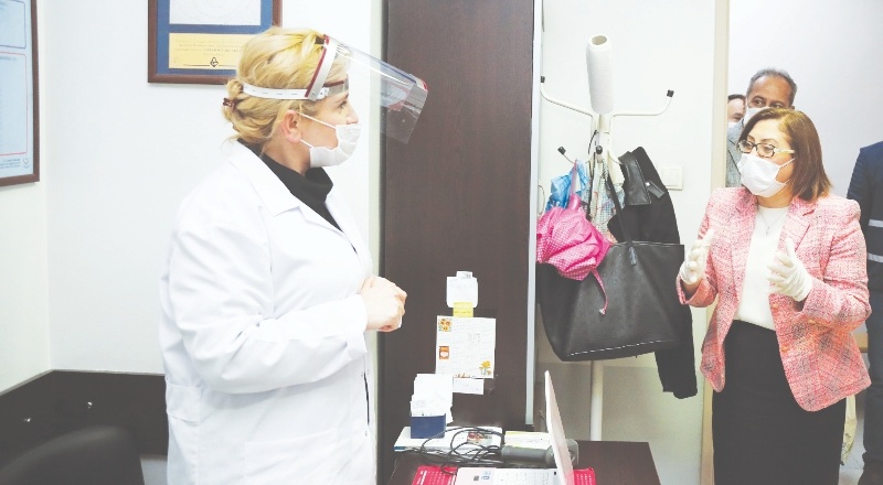 Çoluk çocuğunu görmeden herkese şifa dağıttılar