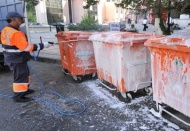 Çöp konteyneri dezenfekte ediliyor