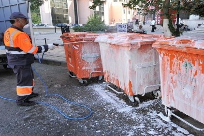 Çöp konteyneri dezenfekte ediliyor