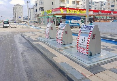 Çöp konteynerlarını yer altına aldı
