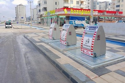 Çöp konteynerlarını yer altına aldı