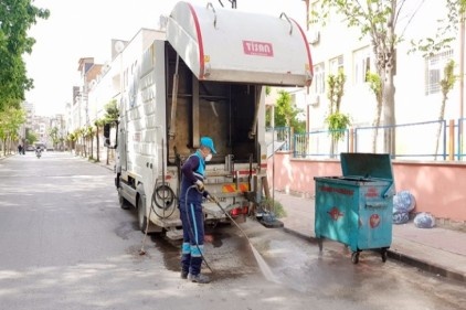 Çöp konteynerleri dezenfekte ediliyor