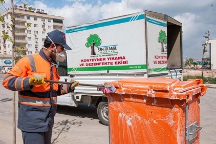 Çöp konteynerleri dezenfekte ediliyor