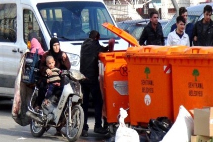 Çöp konteynerlerini gezip yiyecek topluyorlar