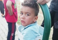 Çöp kovasına sıkışan çocuğu itfaiye kurtardı