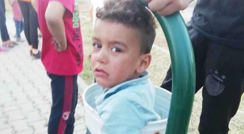 Çöp kovasına sıkışan çocuğu itfaiye kurtardı