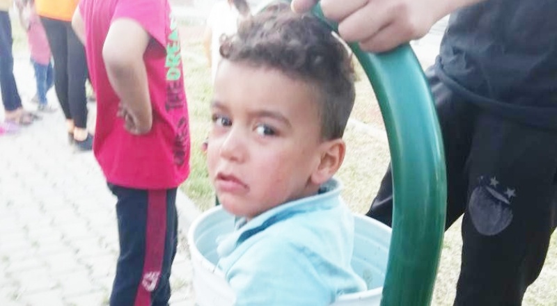 Çöp kovasına sıkıştı, itfaiye kurtardı