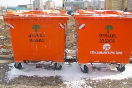 Çöp kutuları dezenfekte ediliyor