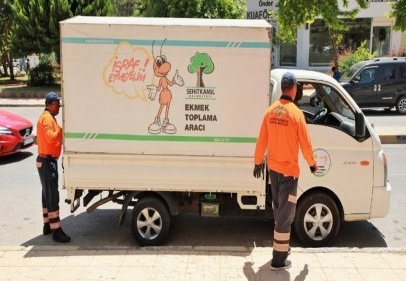 Çöp yerine, sevimli dostlara yem oluyor