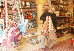 Çöpten topladığı kilim parçalarını dönüştürerek 23 ülkeye ihraç ediyor