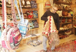 Çöpten topladığı kilim parçalarını dönüştürerek 23 ülkeye ihraç ediyor