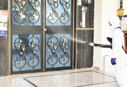 Covid-19 vakası görülen binalar dezenfekte ediliyor