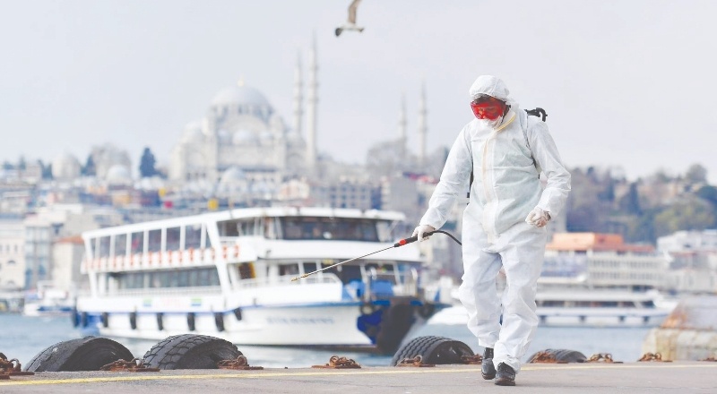 Covid-19'da dördüncü piki aşı olmayanlar yaşıyor