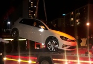 Çukura düşen otomobildeki 3 kişi yaralandı