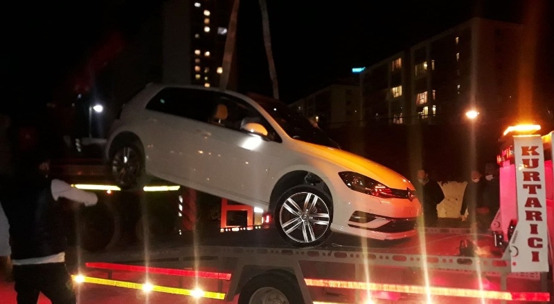 Çukura düşen otomobildeki 3 kişi yaralandı