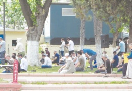 Cuma namazını park ve cami avlusunda kıldılar