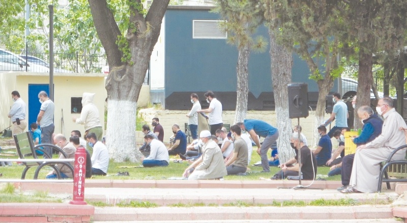 Cuma namazını park ve cami avlusunda kıldılar