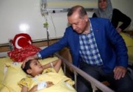 Cumhurbaşkanı Erdoğan, bombalı terör saldırısında yaralananları ziyaret etti