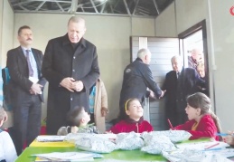 Cumhurbaşkanı Erdoğan, konteyner kentteki kreşte çocuklarla bir araya geldi