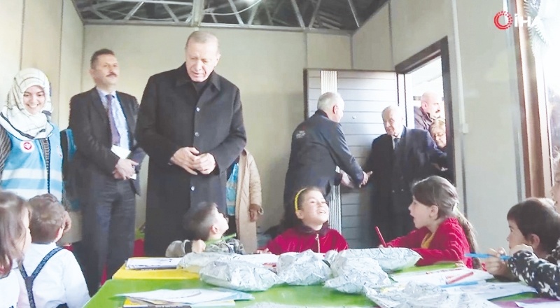 Cumhurbaşkanı Erdoğan, konteyner kentteki kreşte çocuklarla bir araya geldi