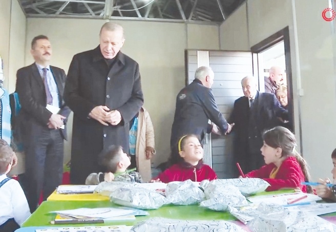 Cumhurbaşkanı Erdoğan, konteyner kentteki kreşte çocuklarla bir araya geldi
