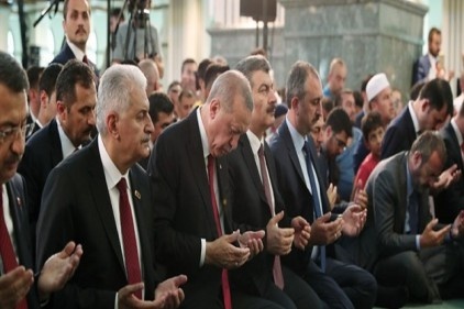 Cumhurbaşkanı Recep Tayyip Erdoğan hatim törenine katılarak Kuran okudu