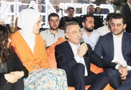 Cumhurbaşkanı Yardımcısı gençlerle türkü söyledi
