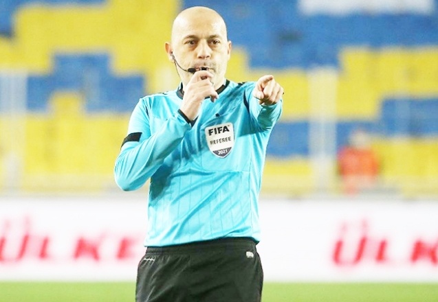 Cüneyt Çakır hakemliği bırakıyor!