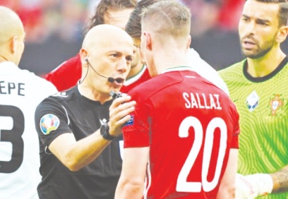 Cüneyt Çakır, yönettiği Hırvatistan - İspanya maçı ile tarihe geçti