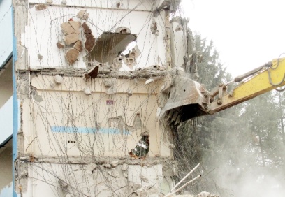 Çürük raporu bulunan hükümet konağının yıkımı tamamlandı