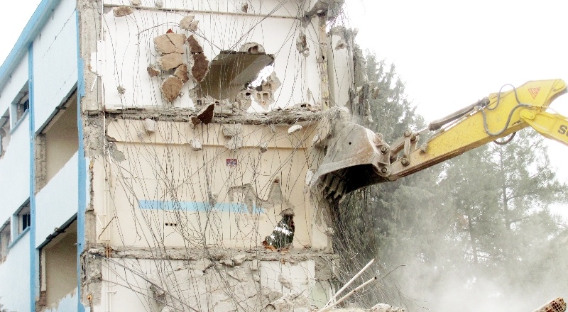 Çürük raporu bulunan hükümet konağının yıkımı tamamlandı