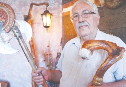 Çürümüş ağaç dallarını sanat eserine dönüştürüyor